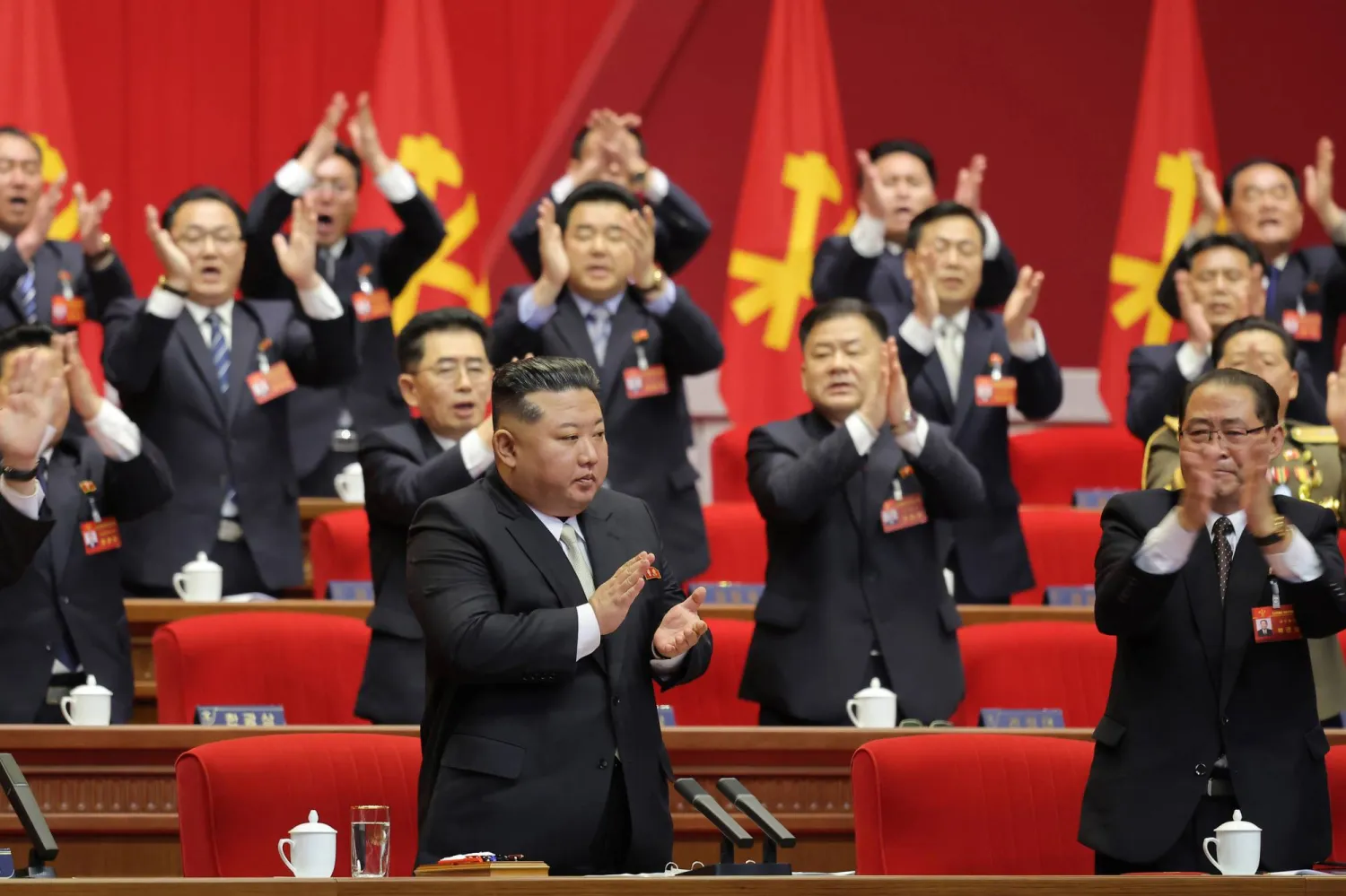 زعيم كوريا الشمالية كيم جونغ أون في المؤتمر التاسع  لحزب العمال الحاكم في البلاد (د.ب.أ)