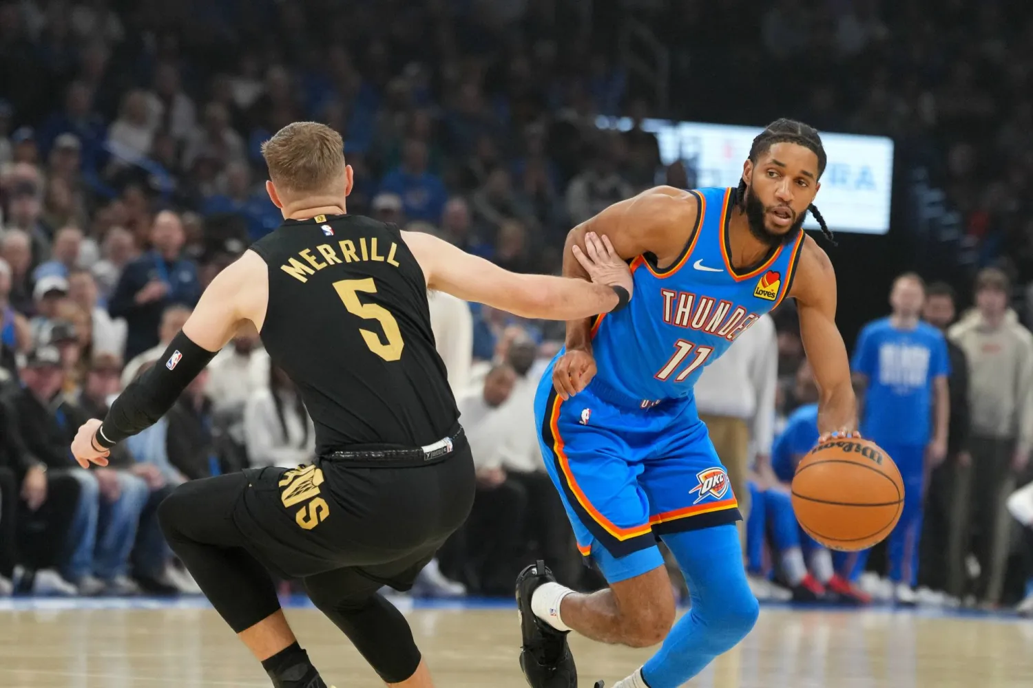 أسقط حامل اللقب «أوكلاهوما سيتي ثاندر» 21 ثلاثية في طريقه للفوز على ضيفه «كليفلاند كافالييرز» (أ.ب)