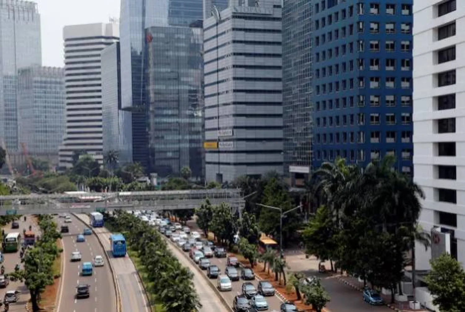 منظر جوي لجانب من منطقة الأعمال «سوديرمان» في جاكرتا (رويترز)