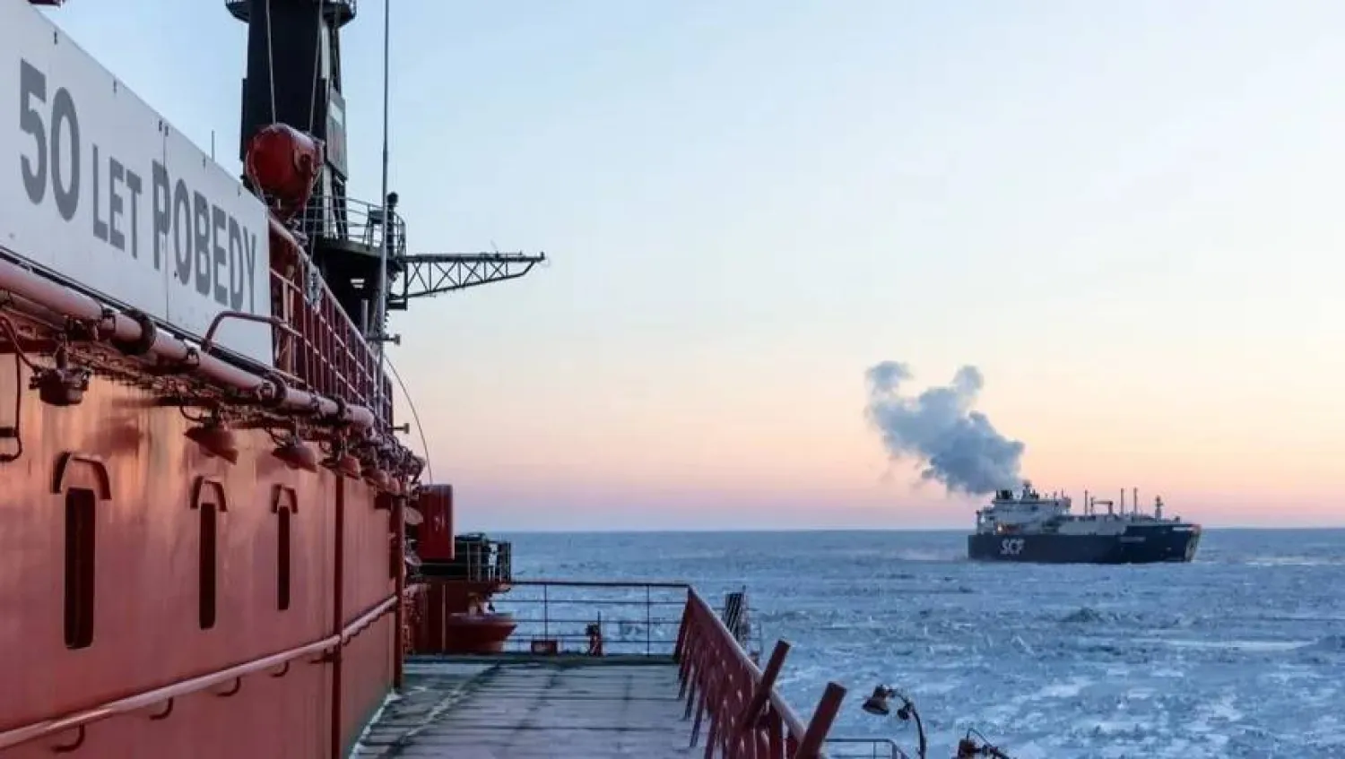 كاسحة جليد بالقرب من مشروع «آركتيك 2» في روسيا (رويترز)