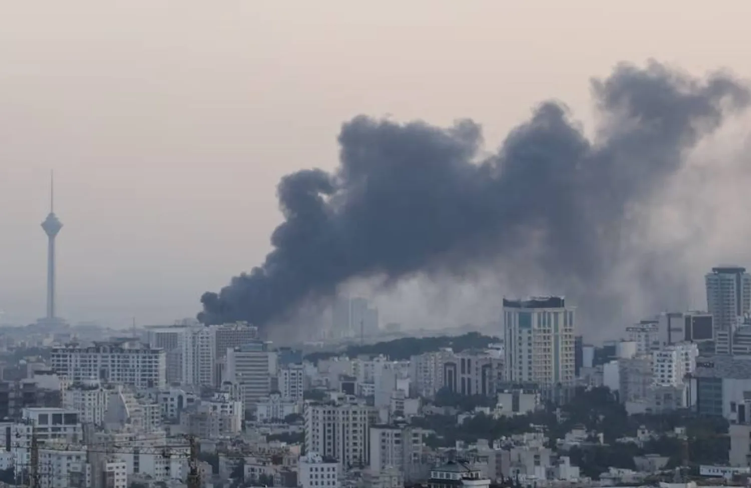 تصاعد الدخان عقب هجوم إسرائيلي على طهران في يونيو الماضي (أرشيفية- رويترز)