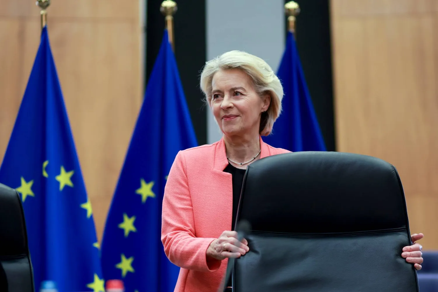 رئيسة المفوضية الأوروبية أورسولا فون دير لاين لدى وصولها إلى مقر المفوضية الأوروبية في بروكسل في 18 فبراير الحالي (إ.ب.أ)