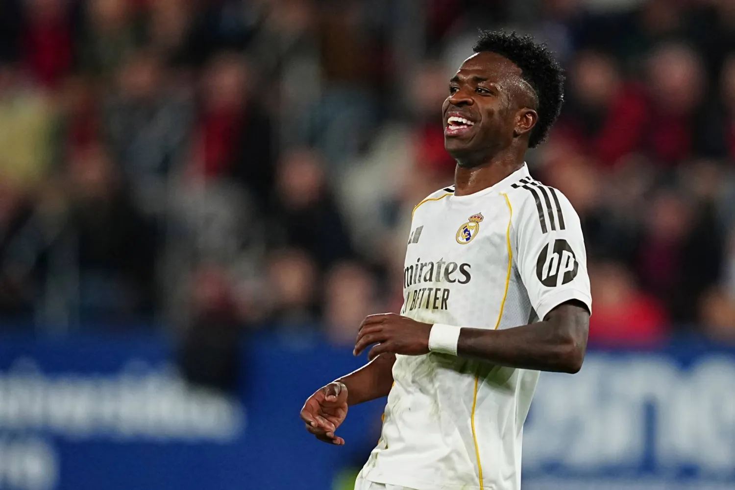 تغيُّر يُلحظ بملامح اللاعب البرازيلي فينيسيوس جونيور عاد يبتسم ويراوغ ويصنع الفارق في المباريات الكبرى (أ.ب)