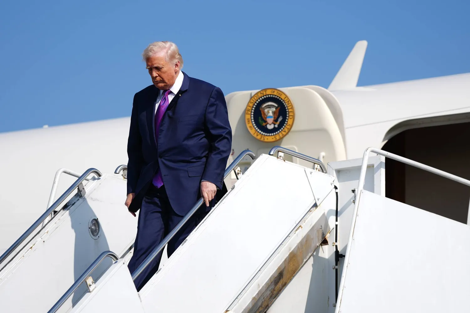  ترمب ينزل من طائرة الرئاسة في مطار ريتشارد ب. راسل الإقليمي شمال مدينة روما بولاية جورجيا 19 فبراير الحالي (نيويورك تايمز)