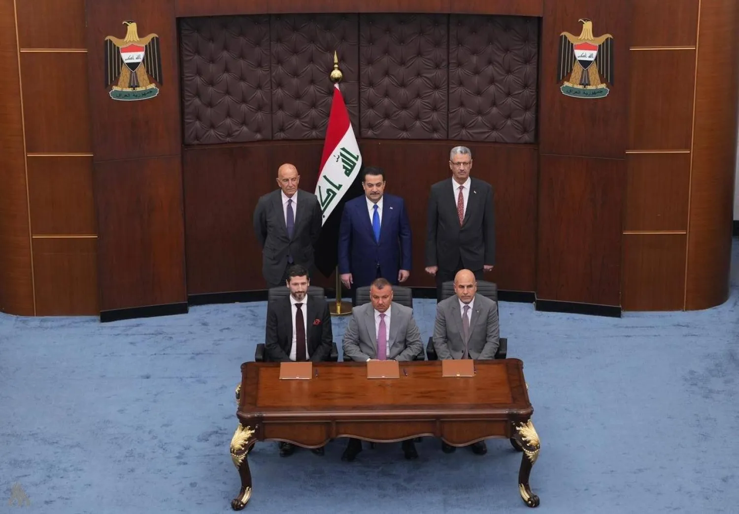 رئيس الوزراء العراقي يشهد توقيع اتفاقية بين «شيفرون» وشركة «نفط ⁠البصرة» (إكس)