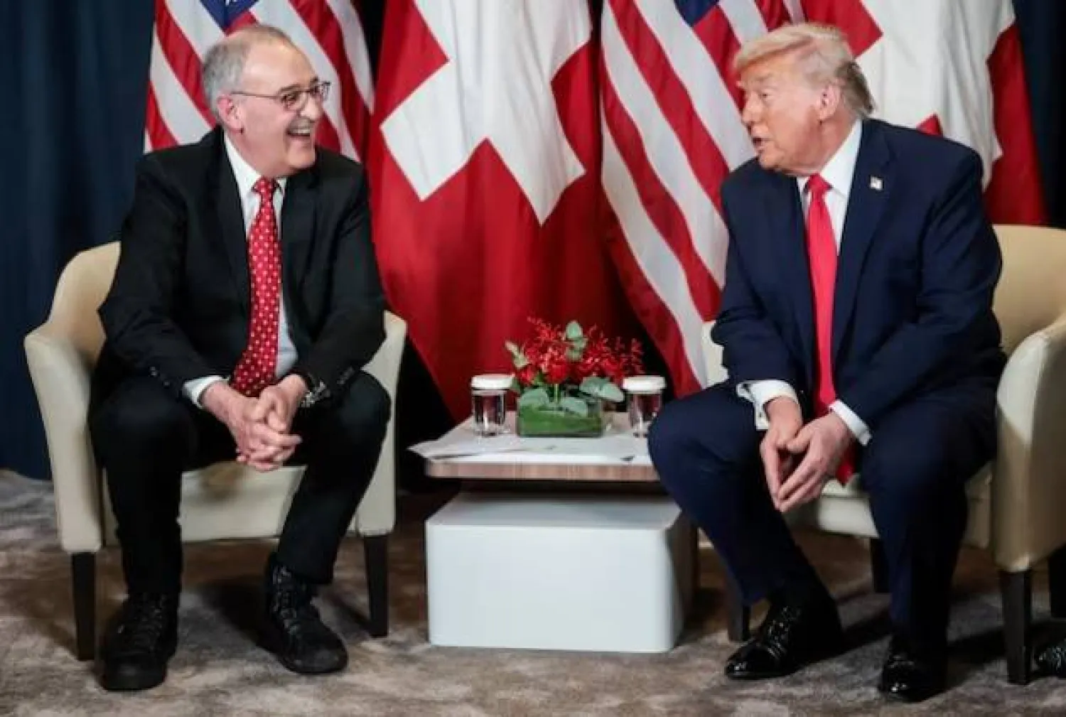 الرئيس الأميركي دونالد ترمب يعقد اجتماعاً ثنائياً مع الرئيس السويسري غي بارميلان خلال منتدى دافوس الاقتصادي العالمي يناير 2026 (رويترز)