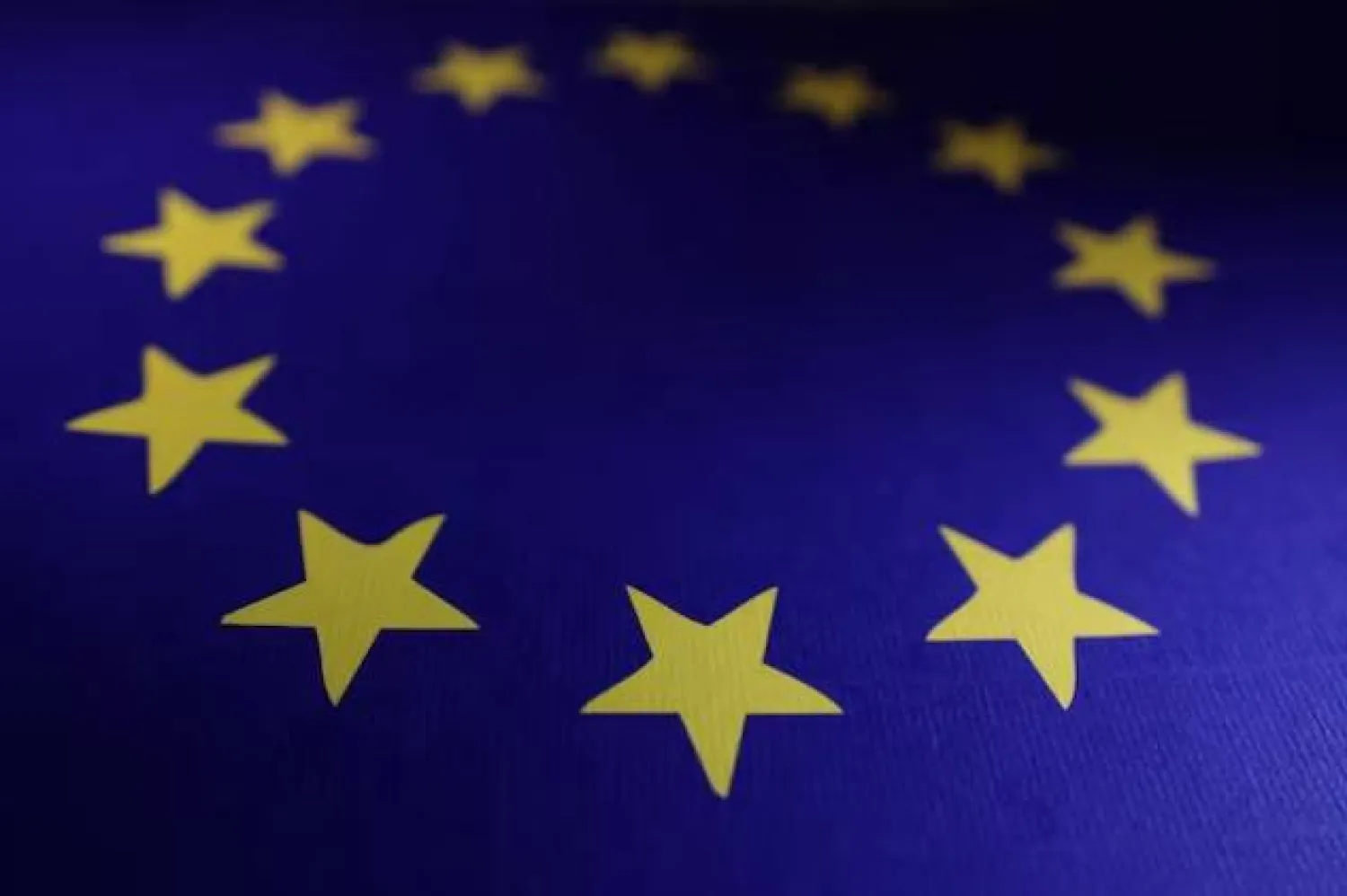 علم الاتحاد الأوروبي في هذا الرسم التوضيحي (رويترز)
