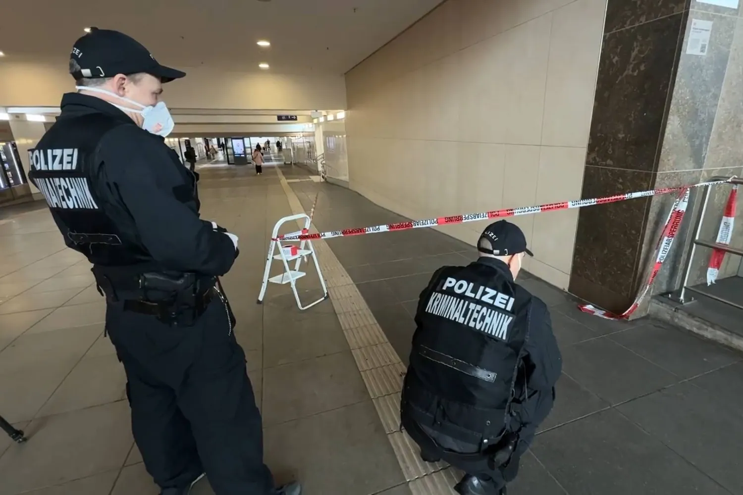 لقطة مأخوذة من تسجيل فيديو تُظهر الشرطة أثناء تحقيقها في هجوم بسكين في المحطة الرئيسية بفورتسبورغ (د.ب.أ)