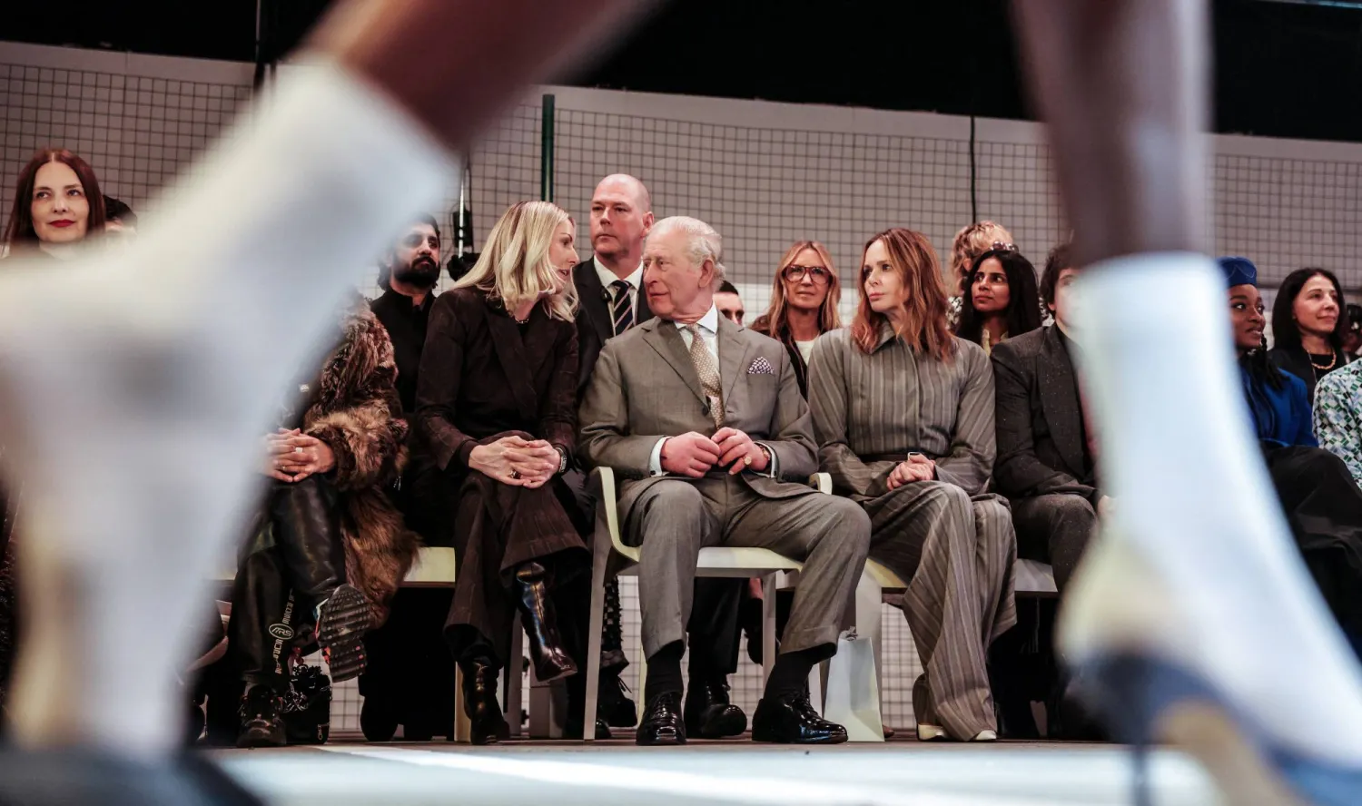 هذه هي المرة الثانية التي يحضر فيها ملك بريطاني عرض أزياء حياً بعد الملكة الراحلة إليزابيث الثانية (رويترز)