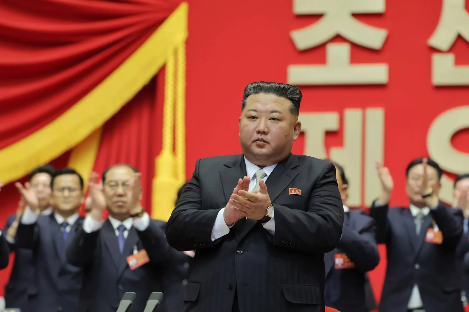 صورة نشرتها «وكالة الأنباء المركزية» الكورية الشمالية الاثنين لزعيم البلاد كيم جونغ أون لدى حضوره المؤتمر التاسع لحزب «العمال» الحاكم (د.ب.أ)