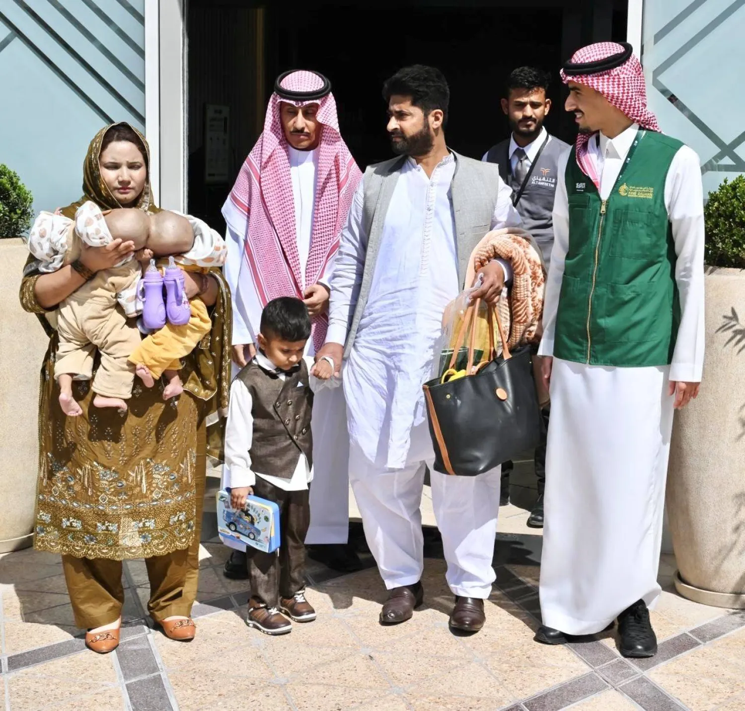 التوأم الملتصق الباكستاني «سفيان ويوسف» برفقة ذويهما لدى وصولهما إلى الرياض (واس)
