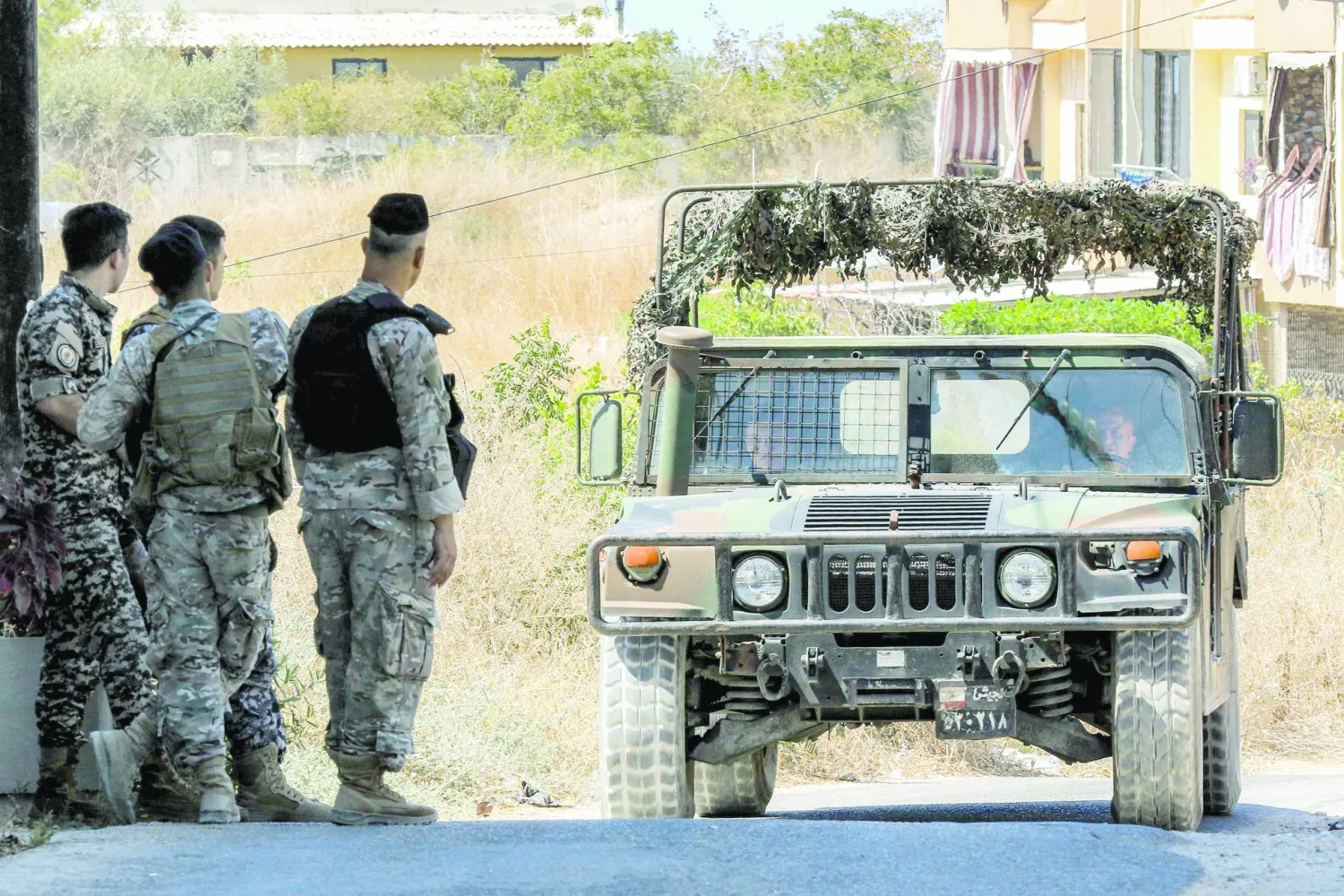 جنود قرب مخيم «عين الحلوة» في جنوب لبنان خلال عملية تسليم مجموعات فلسطينية سلاحها للجيش اللبناني... 13 سبتمبر 2025 (أرشيفية - أ.ف.ب)