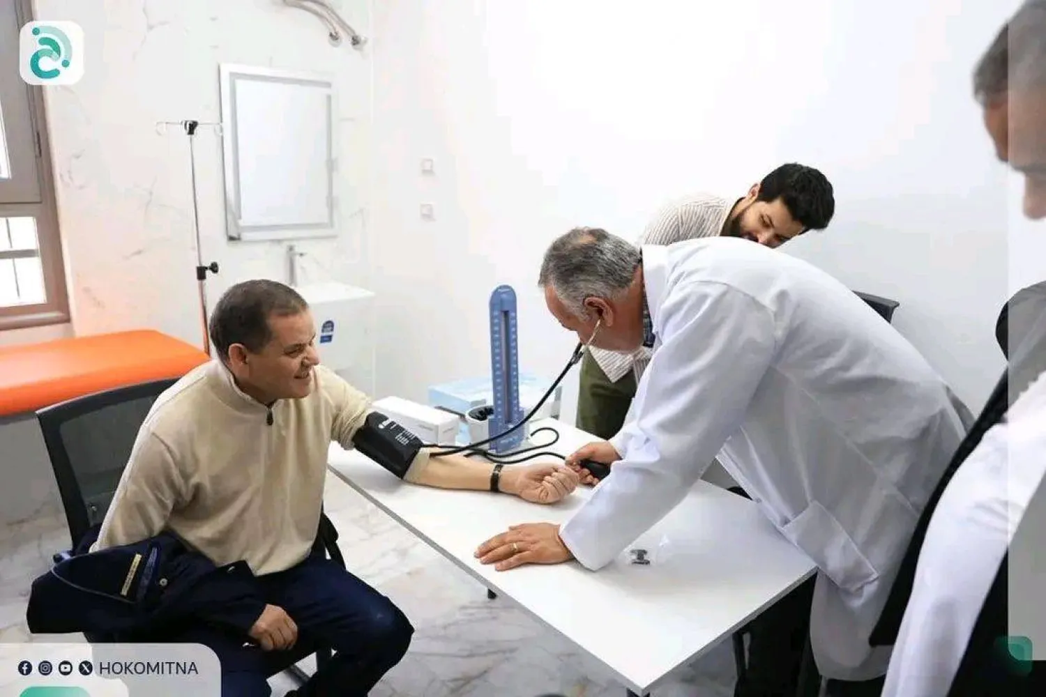 الدبيبة يخضع لقياس ضغط الدم (أرشيفية من منصة «حكومتنا» التابعة لـ«الوحدة»)