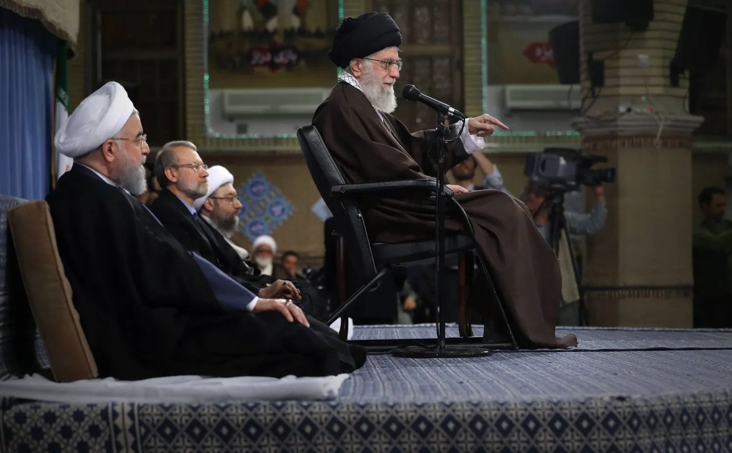 خامنئي يلقي كلمة خلال لقاء مع كبار المسؤولين ويبدو على يمينه حسن روحاني عندما كان رئيساً للجمهورية ولاريجاني خلال توليه رئاسة البرلمان أبريل 2018 (أرشيفية - موقع المرشد)