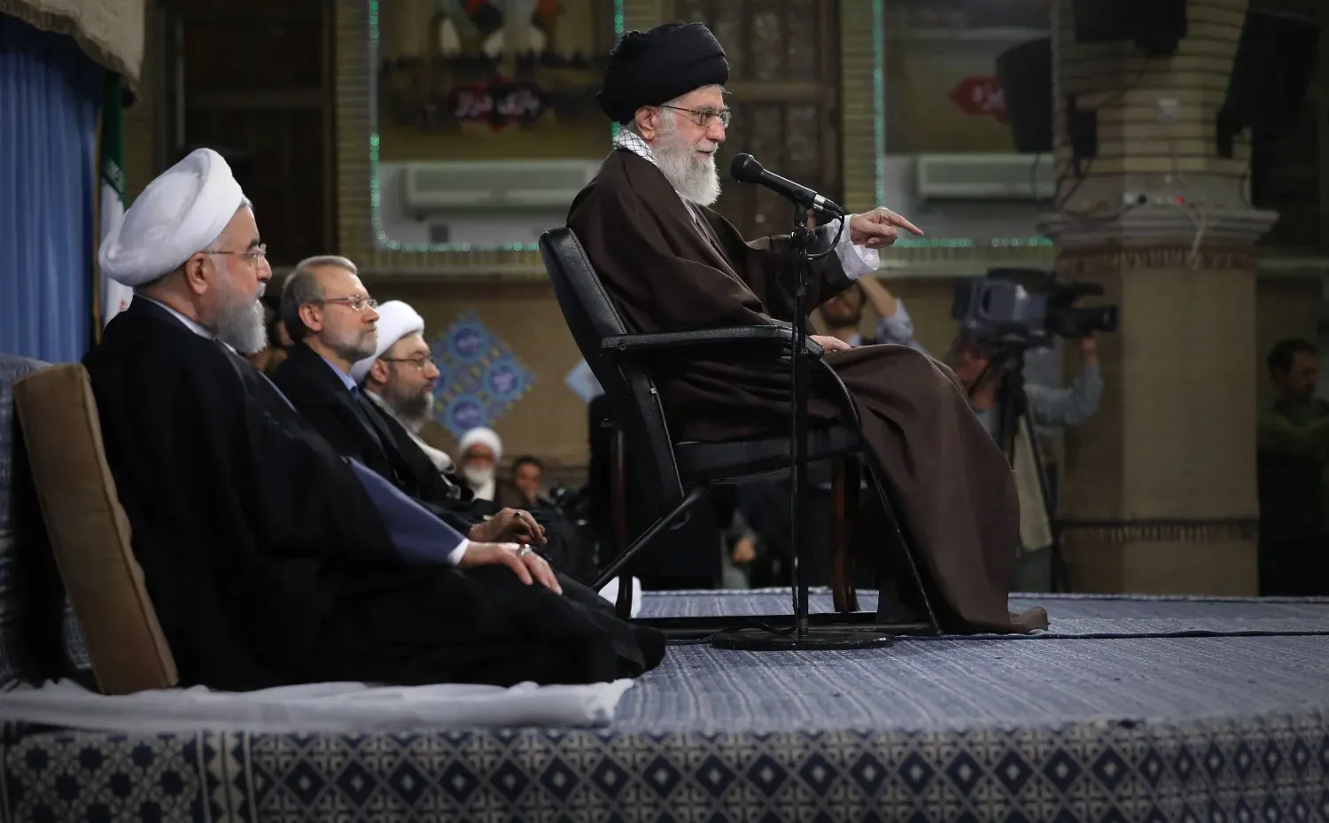 İran lideri Ali Hamaney, üst düzey yetkililerle yaptığı bir toplantıda konuşma yaparken; sağında, cumhurbaşkanı olduğu dönemde Hasan Ruhani, yanında ise Nisan 2018’de Meclis Başkanlığı görevini yürüttüğü sırada Ali Laricani görülüyor (Arşiv – Hamaney Ofisi)