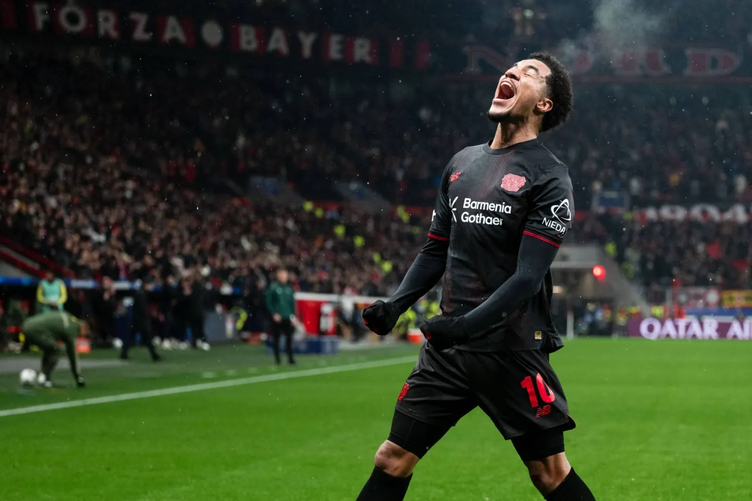 لاعب وسط باير ليفركوزن مالك تيلمان (أ.ب)