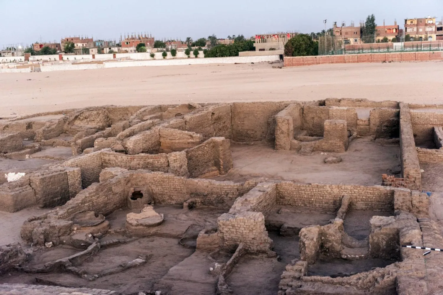 المدينة الأثرية المكتشفة في قنا (وزارة السياحة والآثار)