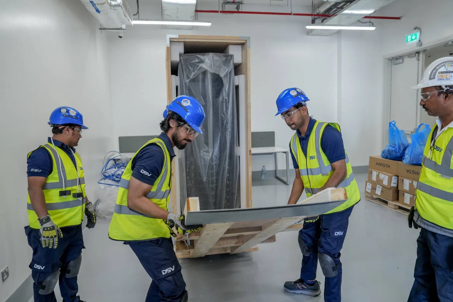 خلال تسليم وحدات الحوسبة الكاملة من «كوالكوم» إلى مركز البيانات الخاص بـ«هيوماين» (إكس)