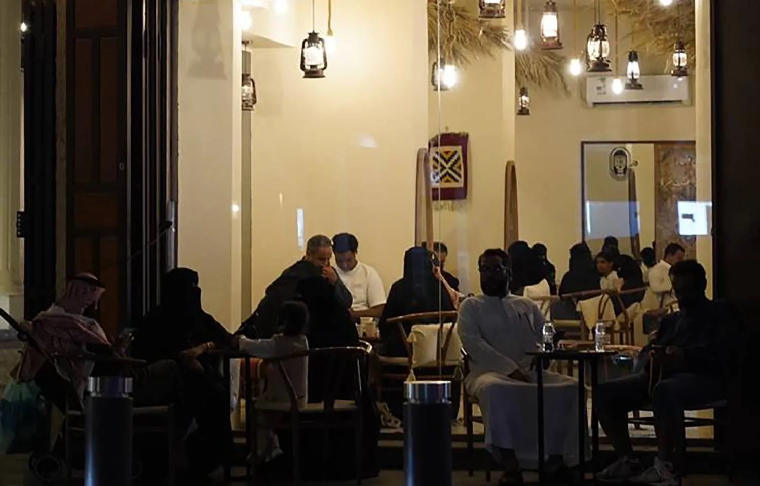 مقاهي جدة التاريخية في رمضان… حين يصبح المساء طقساً اجتماعياً