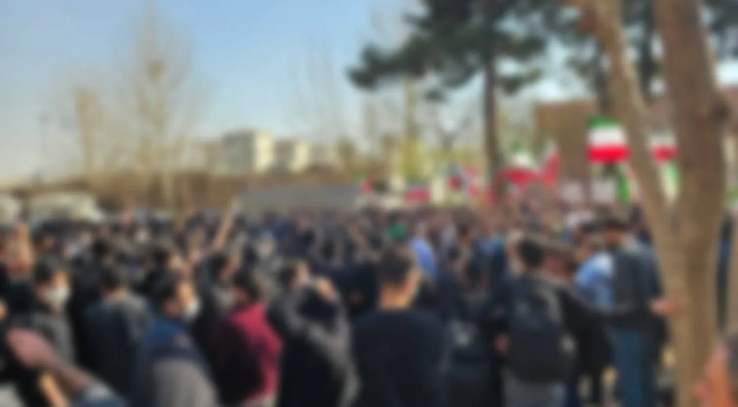 صورة نشرتها قناة طلاب جامعة شريف من تجمع طلابي أمام بوابة الدخول الاثنين