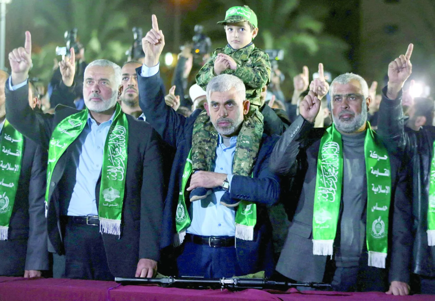 أرشيفية لزعيم «حماس» في غزة يحيى السنوار وإلى جواره إسماعيل هنية في عام 2017 (رويترز)