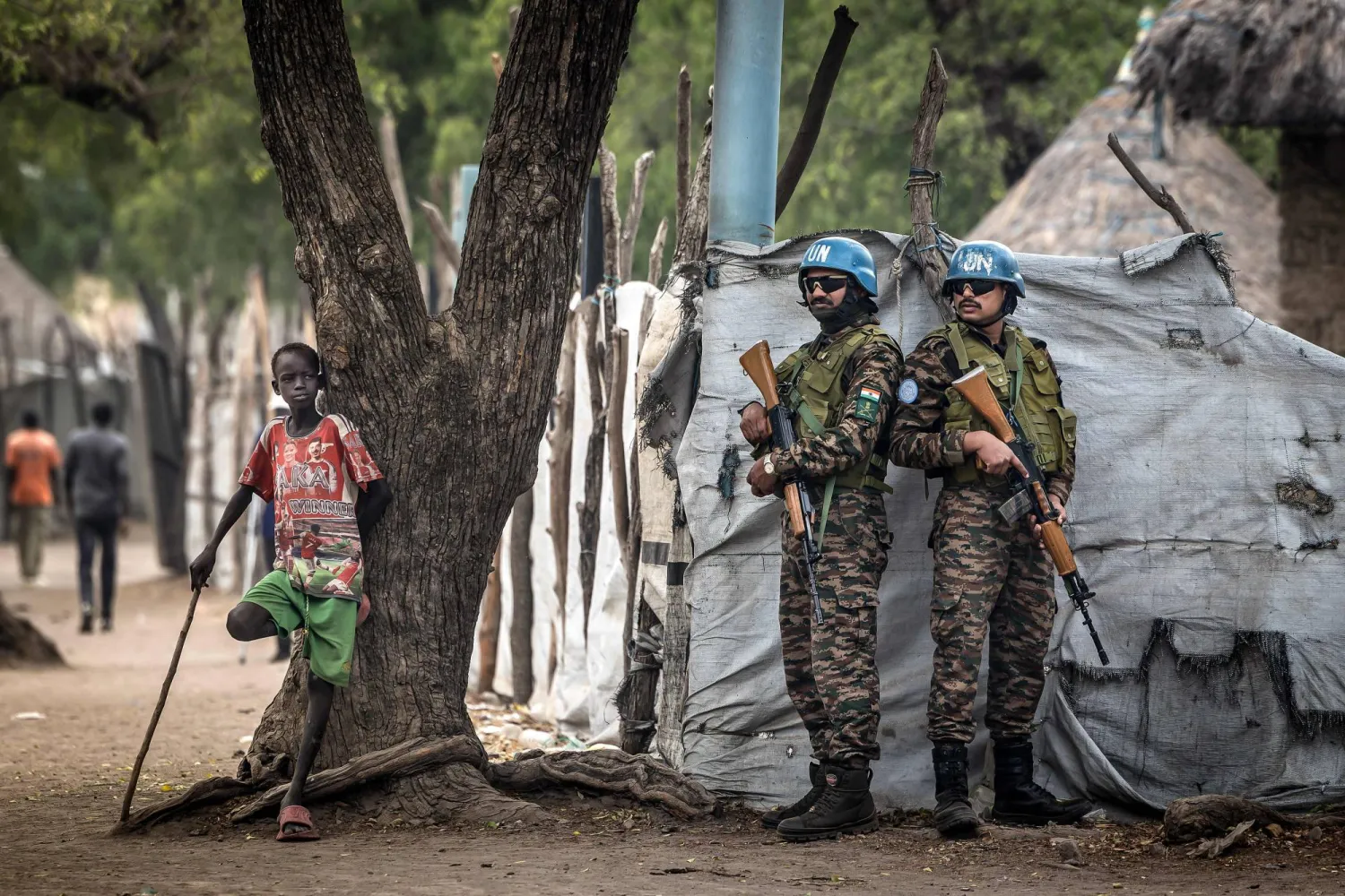 جنود حفظ سلام هنود يعملون مع بعثة الأمم المتحدة في جنوب السودان يقفون حراساً بجانب صبي صغير أثناء قيامهم بدورية خارج مكاتب الحكومة المحلية ببلدة أكوبو الاستراتيجية التي تسيطر عليها المعارضة في ولاية جونقلي 12 فبراير 2026 (أ.ف.ب)