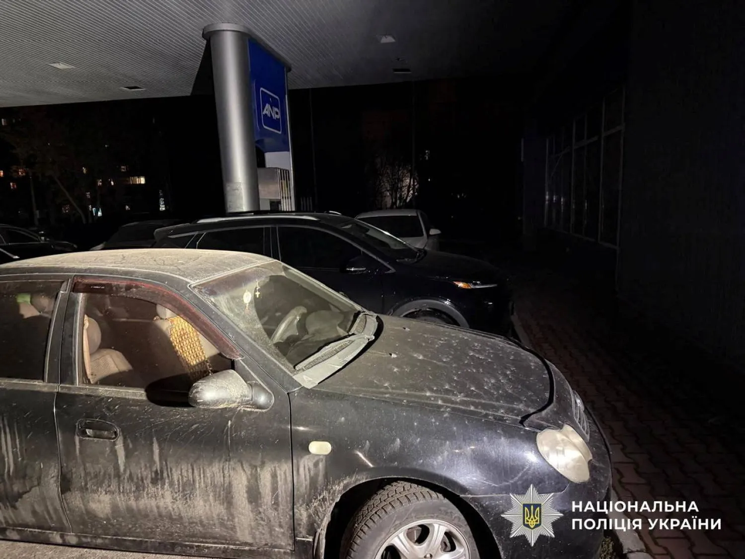 سيارات متوقفة في محطة وقود حيث أصيب سبعة من أفراد الشرطة بجروح إثر انفجار في ميكولايف أوكرانيا 23 فبراير 2026 (رويترز)