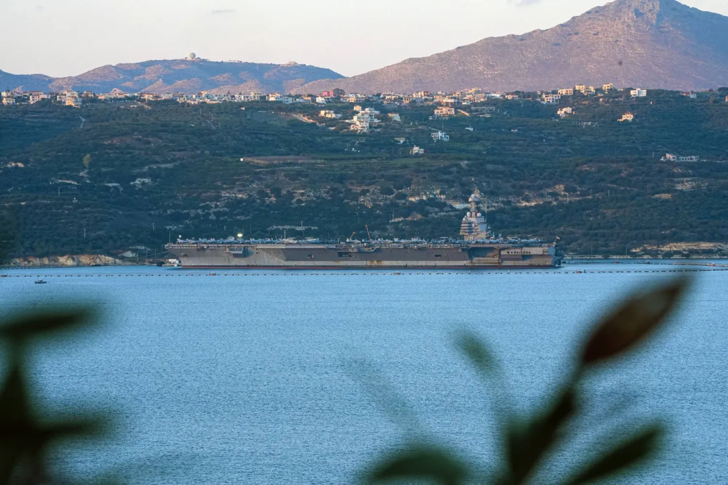 حاملة الطائرات «جيرالد فورد» تصل إلى خليج سودا في جزيرة كريت الاثنين (إ.ب.أ)