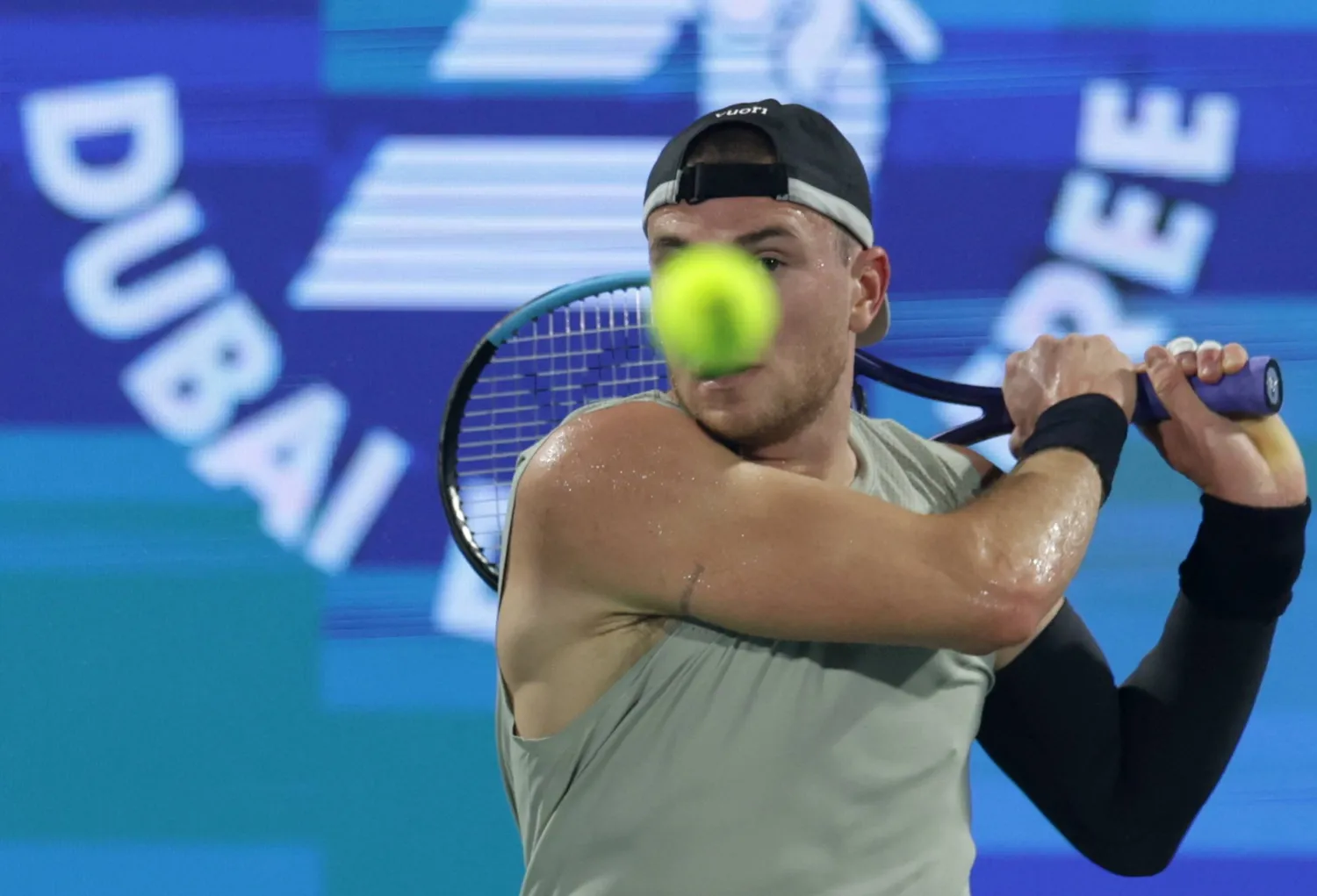 البريطاني جاك دريبر يتألق في دبي (إ.ب.أ)