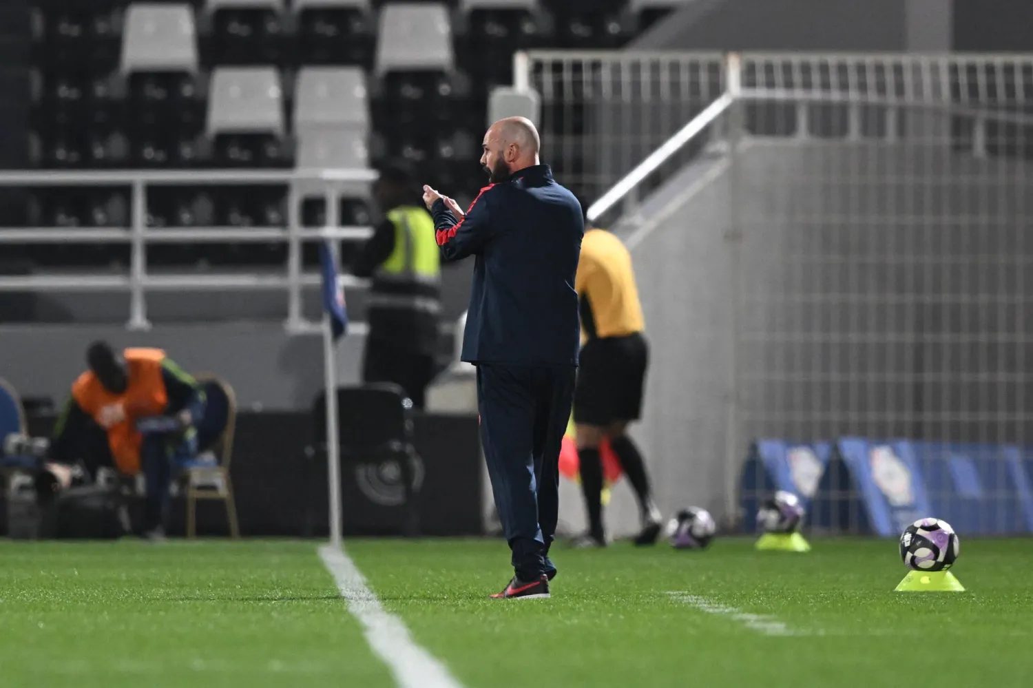 ماوريسيو دولاك مدرب فريق الرياض (تصوير: عبد الرحمن السالم)