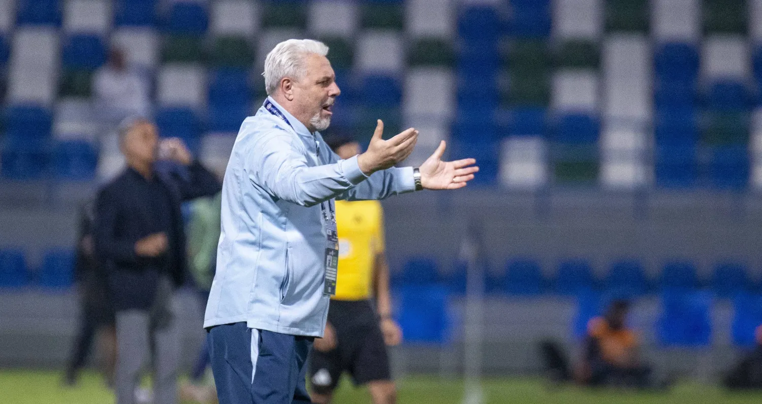 ماريوس سوموديكا مدرب فريق الأخدود (تصوير: سعد الدوسري) 