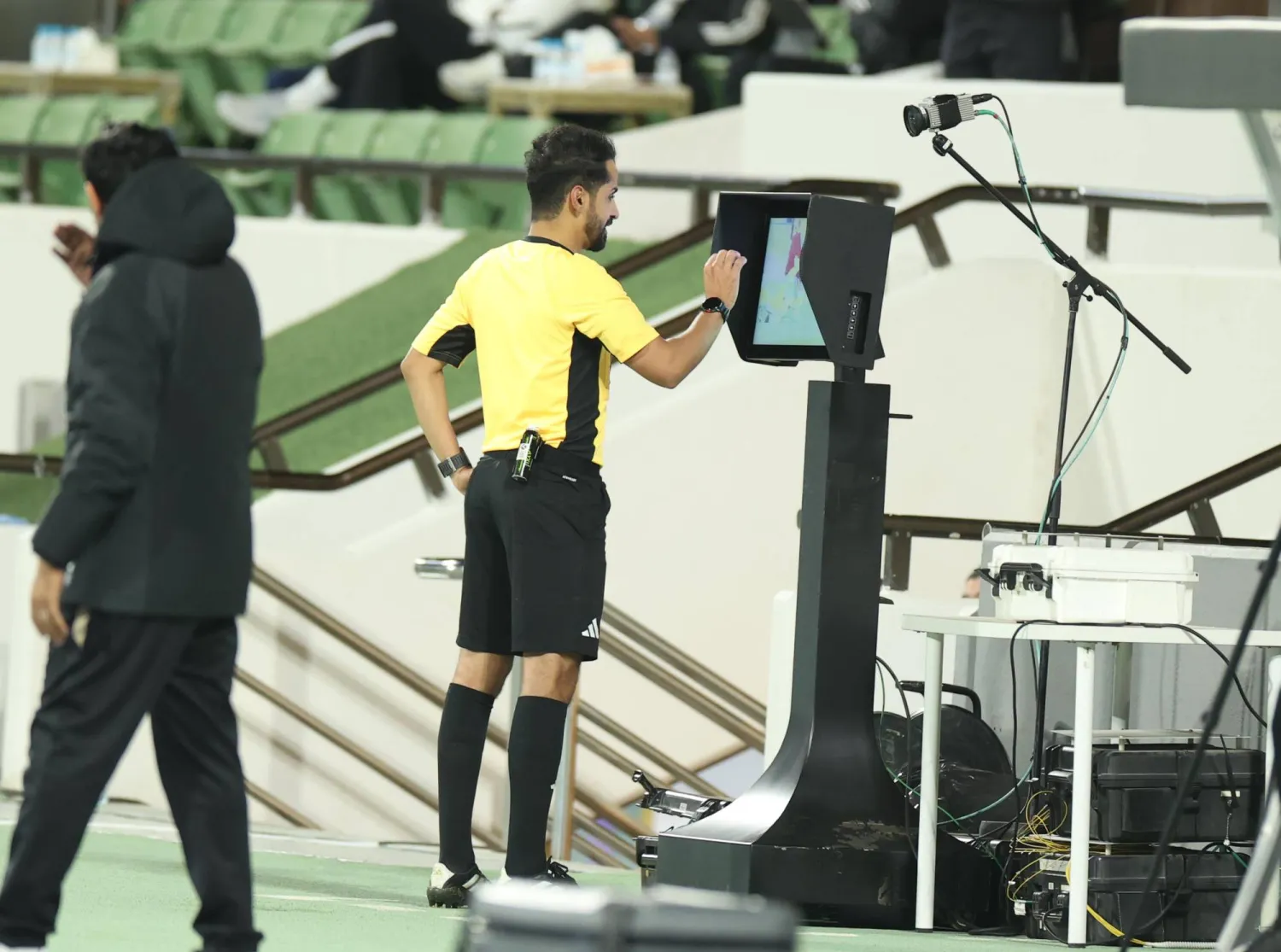 حكم اللقاء فيصل البلوي لحظة مراجعة تقنية الفيديو المساعد (تصوير: عدنان مهدلي)