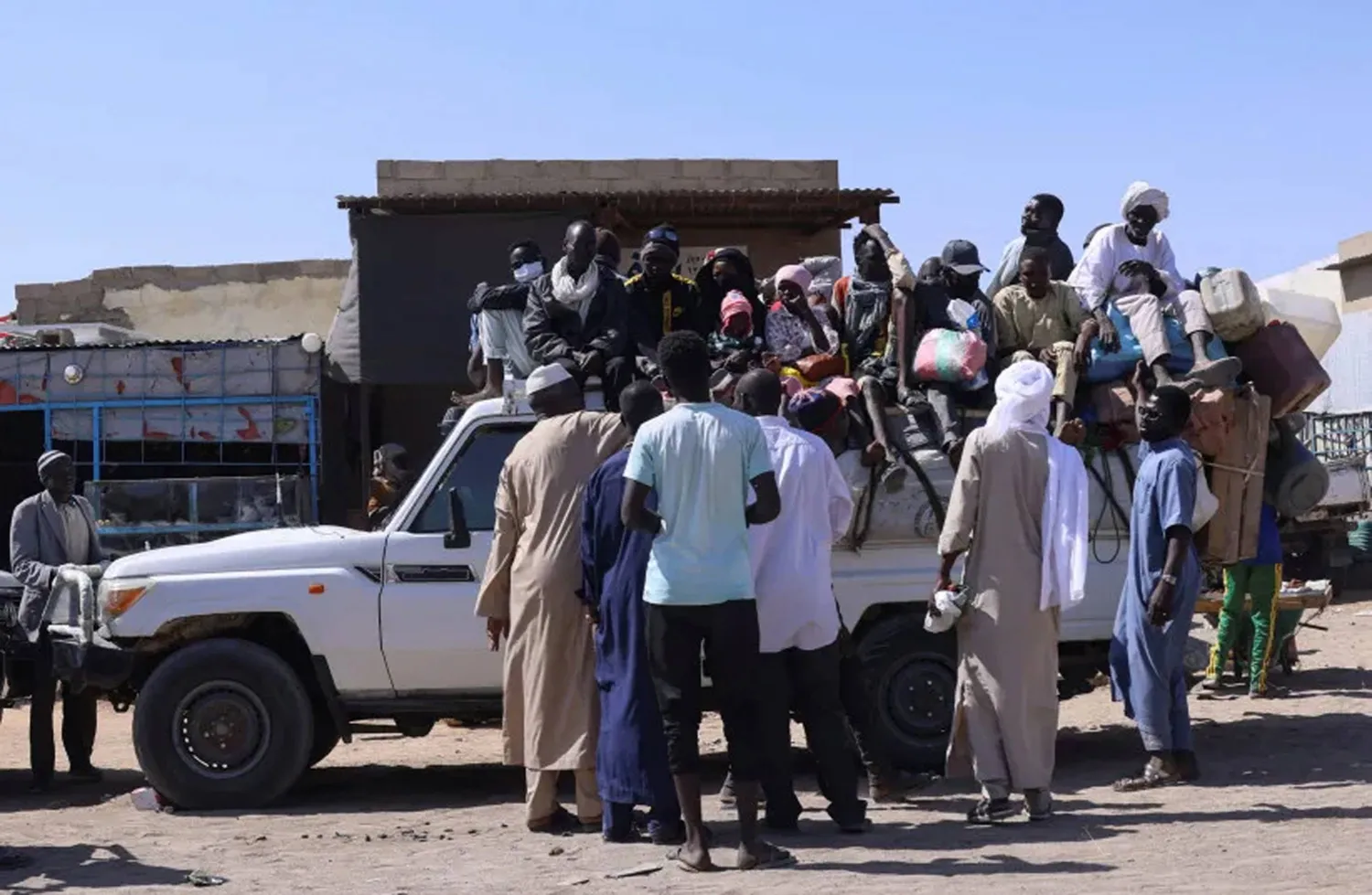 مسافرون في محطة نقل بمدينة الطينة شرق تشاد يتجهون إلى أدري التي تبعد 250 كلم جنوباً - نوفمبر 2025 (رويترز)