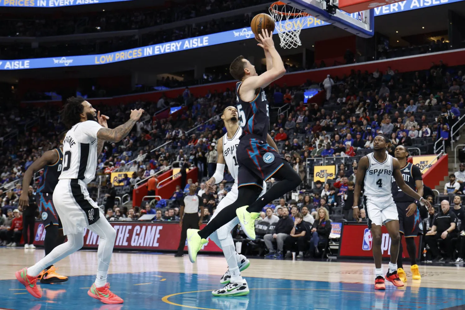 سجل العملاق الفرنسي فيكتور ويمبانياما 21 نقطة وقاد فريقه سان أنطونيو سبيرز لفوزه التاسع توالياً (رويترز)