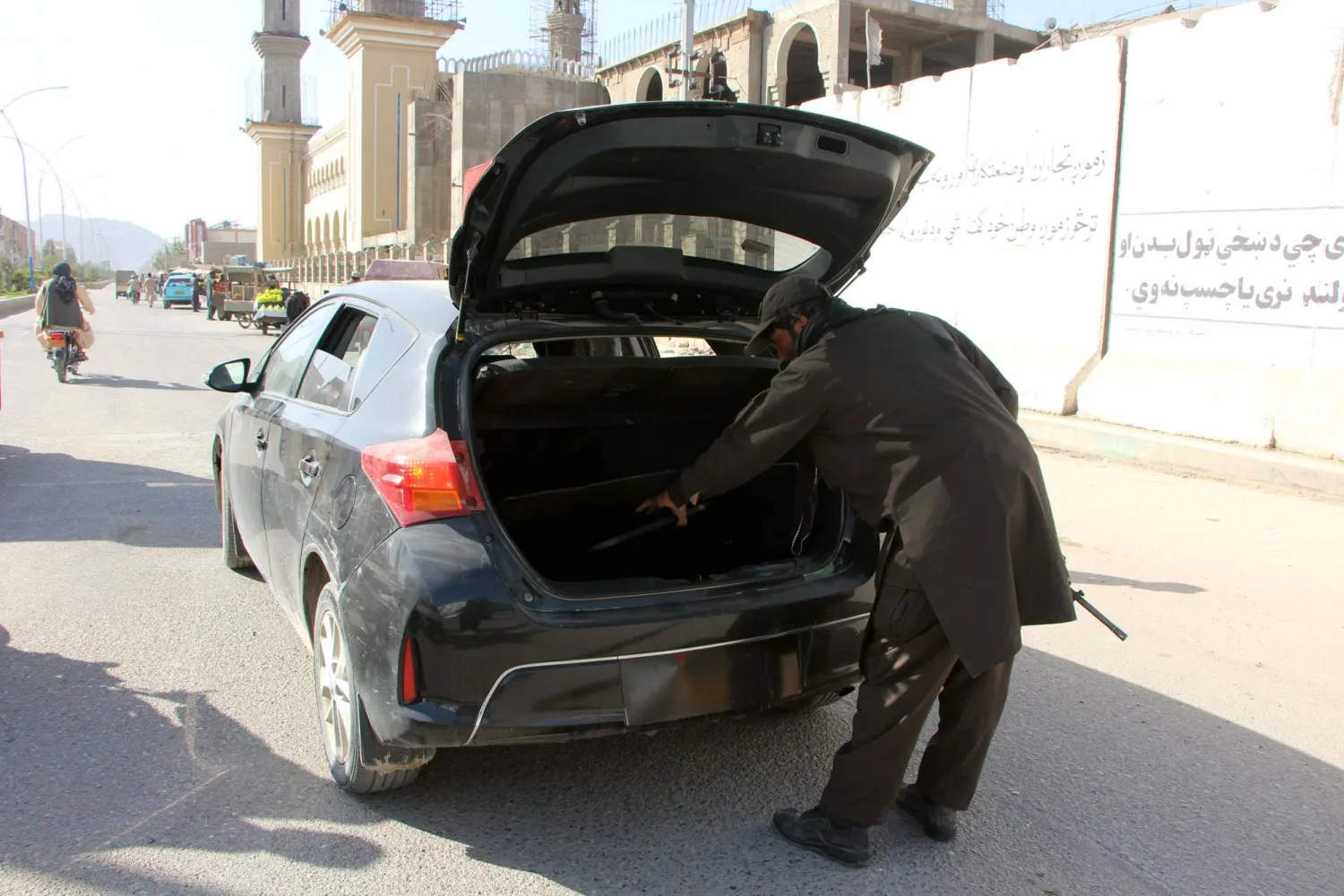 هاجم عدد من المسلحين دورية للشرطة وأحرقوها (أرشيفية - رويترز)