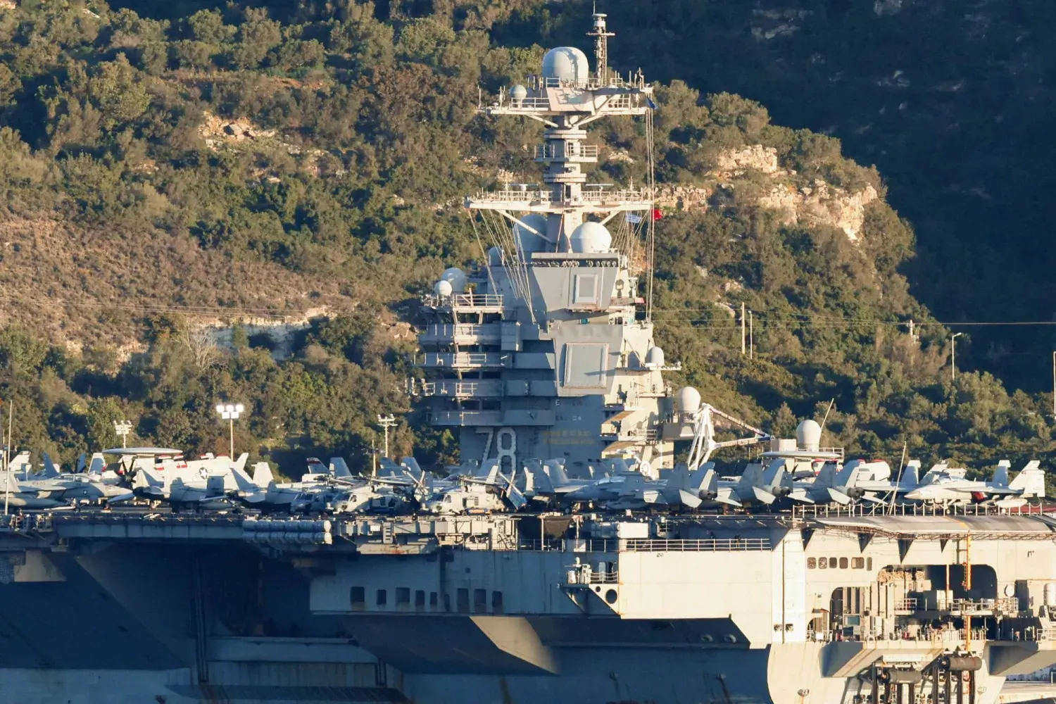 ABD uçak gemisi USS Gerald Ford, Akdeniz'deki Yunan adası Girit'te mola verdi (AFP)