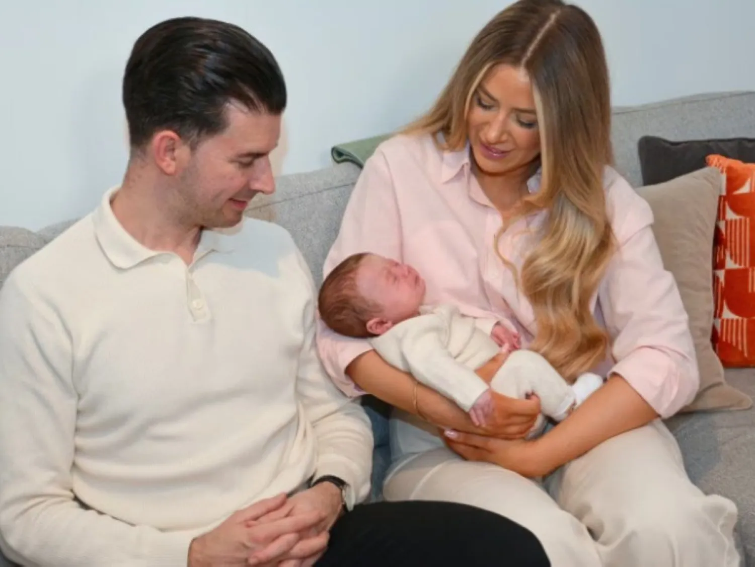 الطفل هوغو باول مع والديه (صورة نشرتها مؤسسة زراعة الرحم الخيرية في المملكة المتحدة)