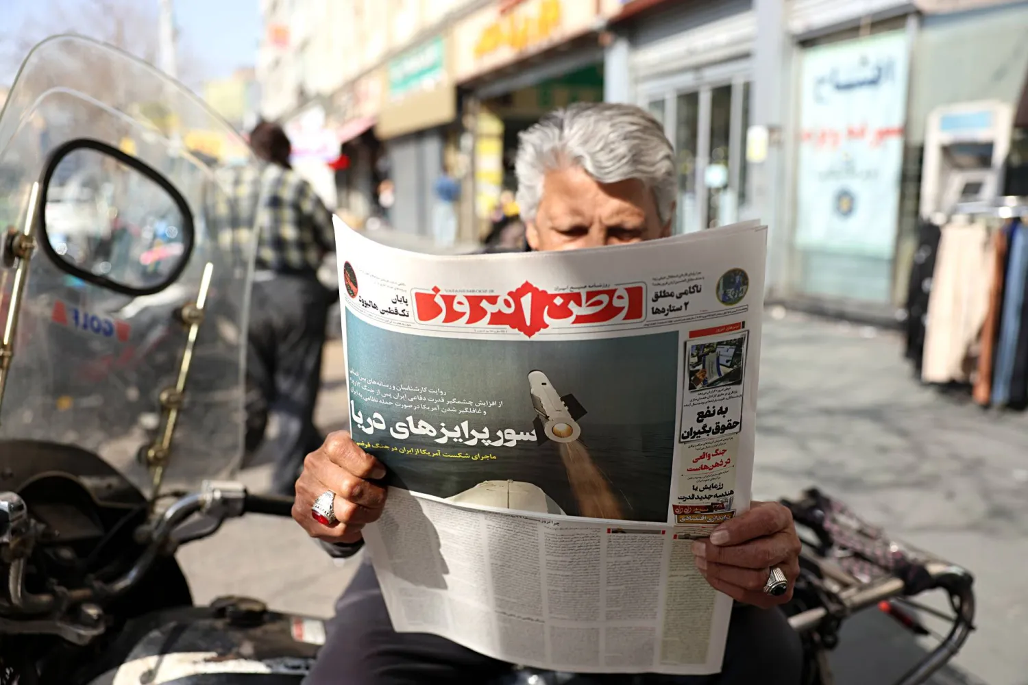 إيراني يمسك بيده صحيفة «وطن أمروز» المقربة من «الحرس الثوري» ويظهر صورة صاروخ على غلافها تحت عنوان «المفاجآت البحرية في طهران 19 فبراير الحالي (إ.ب.أ)