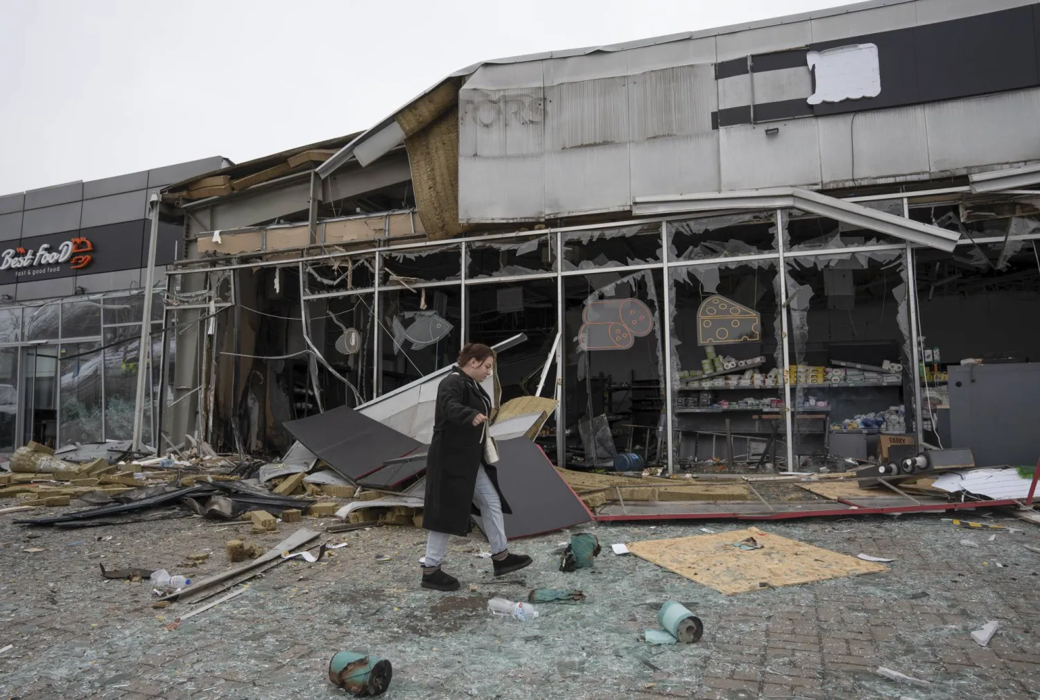 موقع ضربة بطائرة مسيّرة روسية في وسط مدينة كراماتورسك بشرق أوكرانيا (إ.ب.أ)