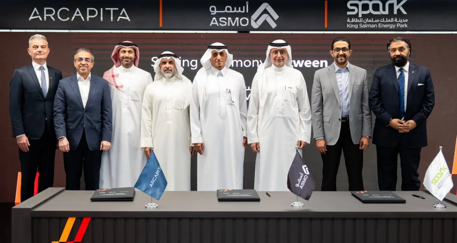 سالم الهريش وعيسى بن حسام آل خليفة مع ممثلي الجهات بعد إبرام الشراكة (الشرق الأوسط)