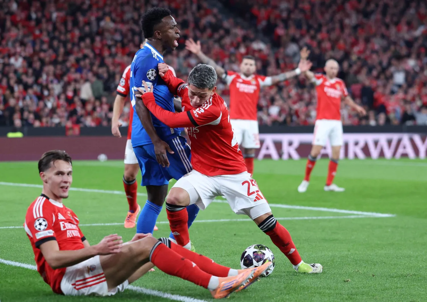 جانب من الاعتداء العنصري الذي ارتكبه جيانلوكا بريستياني لاعب بنفيكا البرتغالي على فينيسيوس جونيور (أ.ف.ب)