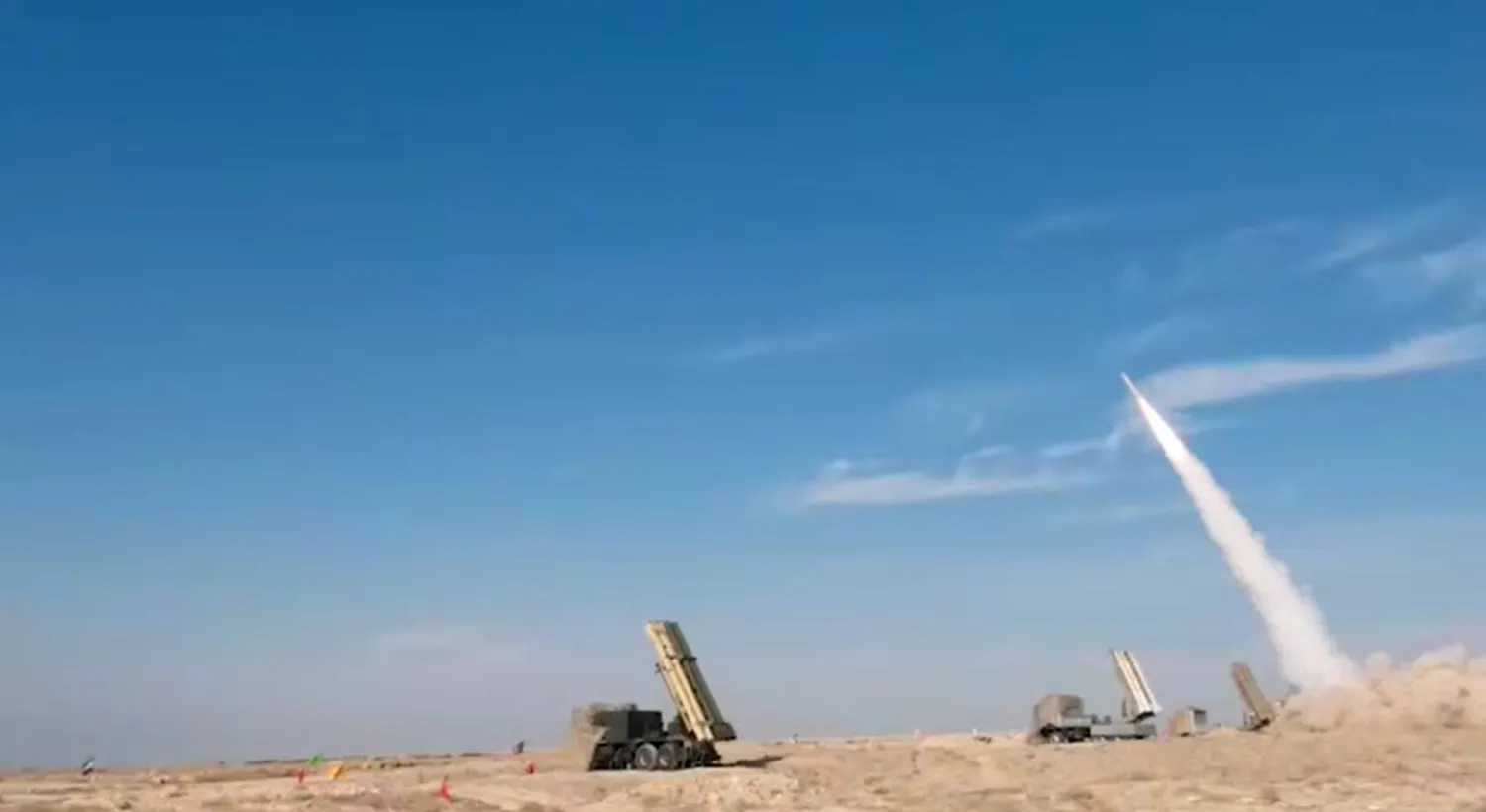 لقطات بثها التلفزيون الرسمي الإيراني من المناورات المنفذة في جنوب البلاد