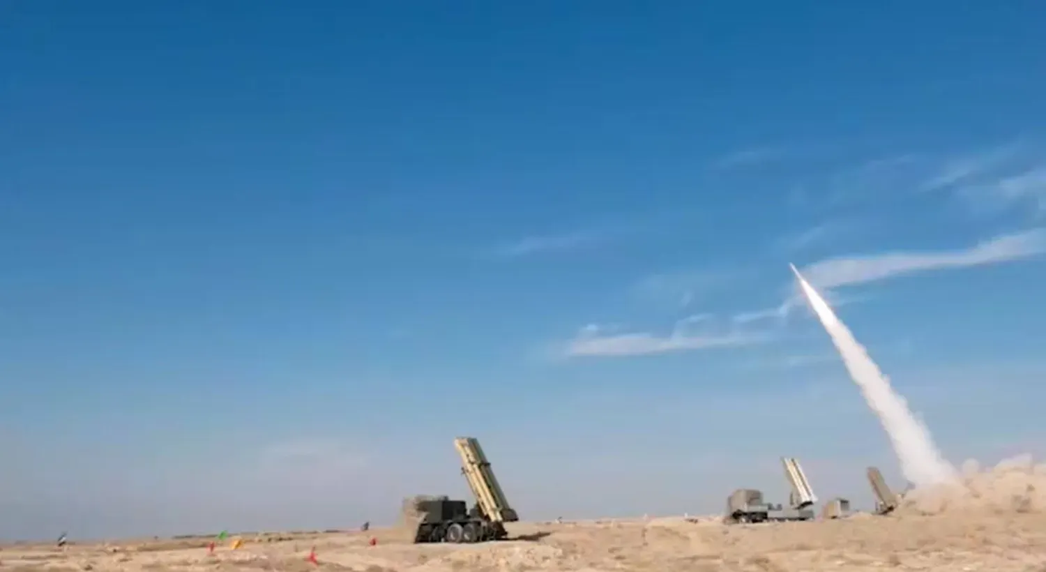 İran devlet televizyonunun yayınladığı görüntülerde ülkenin güneyinde gerçekleştirilen ortak askeri tatbikatlar gösteriliyor.