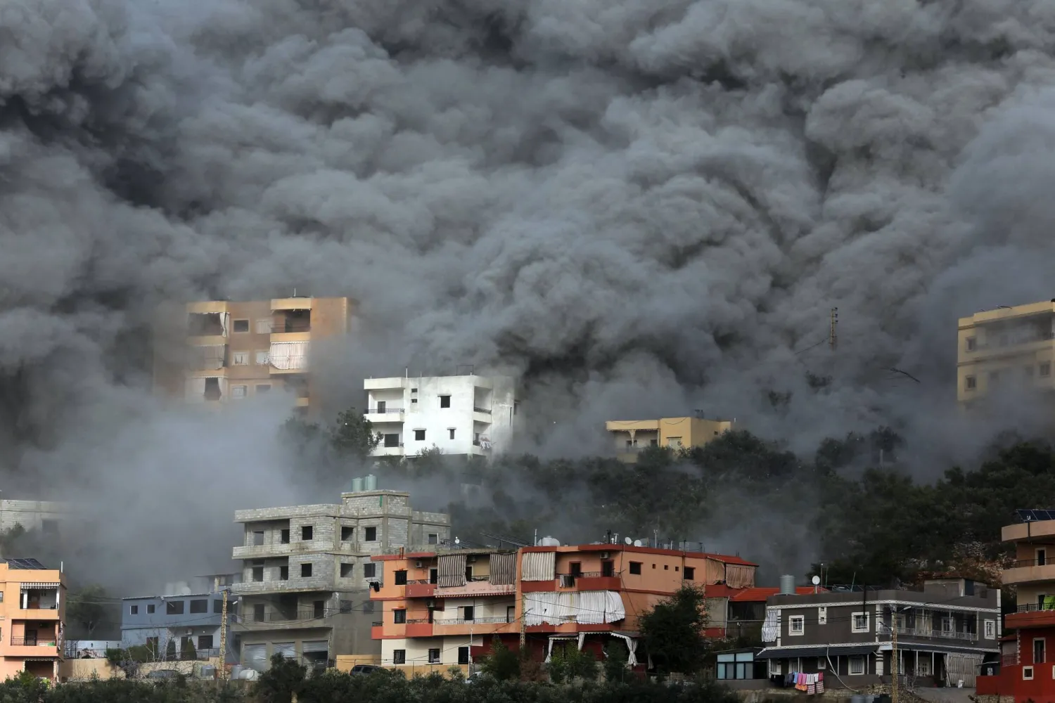 تصاعد الدخان جراء الغارات الإسرائيلية على جنوب لبنان (أ.ف.ب)