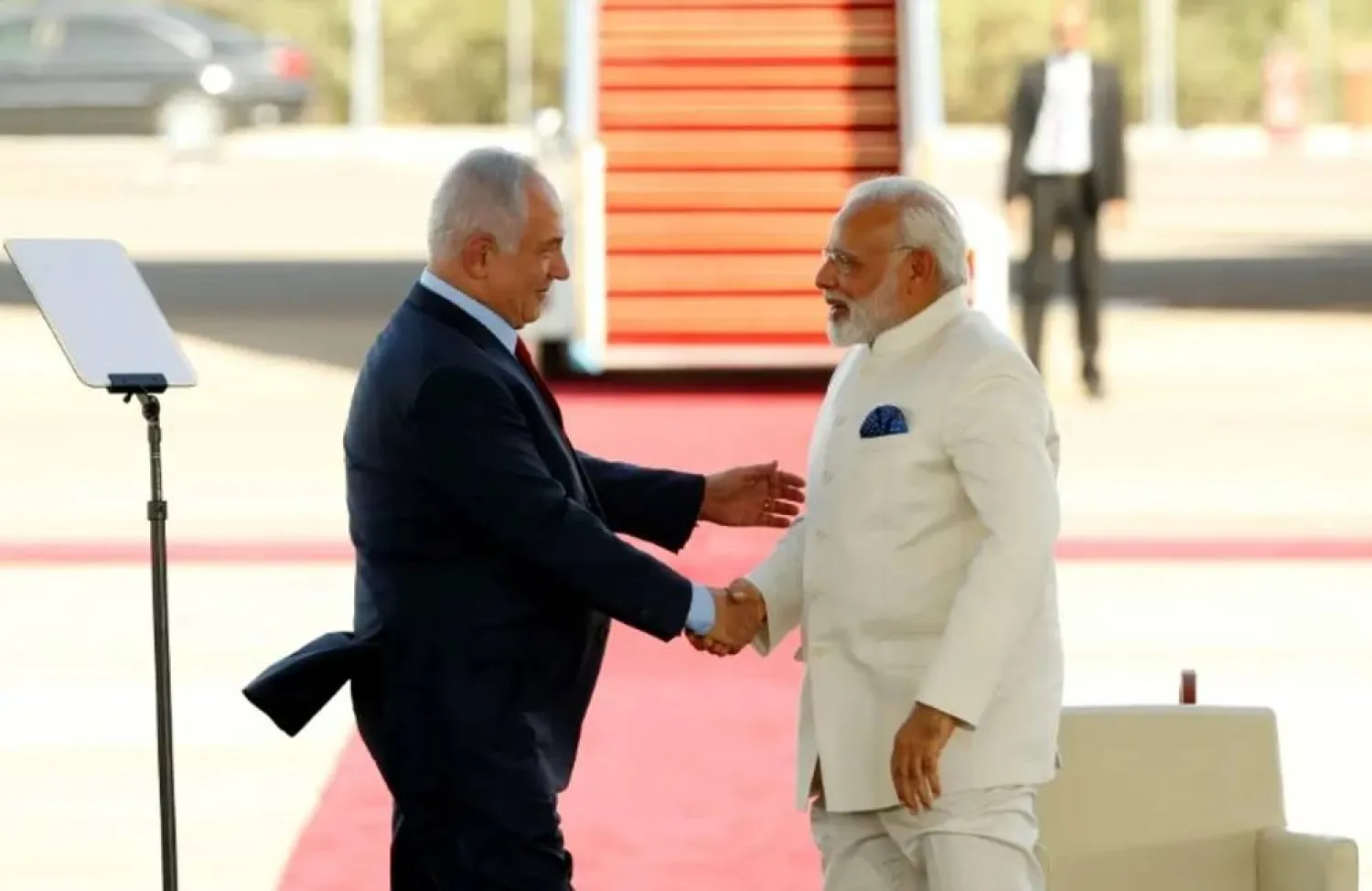 أرشيفية لنتنياهو مستقبلاً نظيره الهندي ناريندرا مودي في مطار بن غوريون عام 2017 (أ.ف.ب)