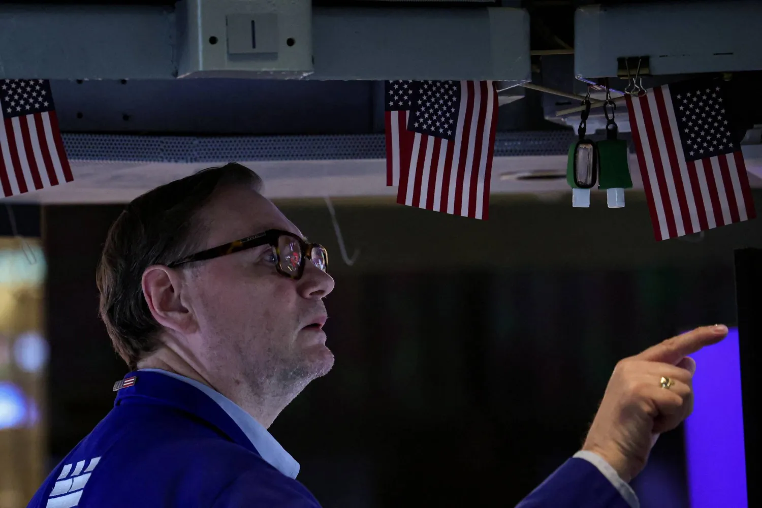 متداول يعمل في بورصة نيويورك (رويترز)