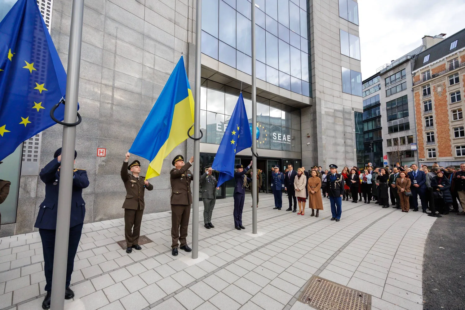 قادة أوروبيون يحضرون مراسم رفع العلم لإحياء ذكرى بداية الحرب بأوكرانيا خارج مقر جهاز العمل الخارجي الأوروبي في بروكسل... بلجيكا 23 فبراير 2026 (إ.ب.أ)