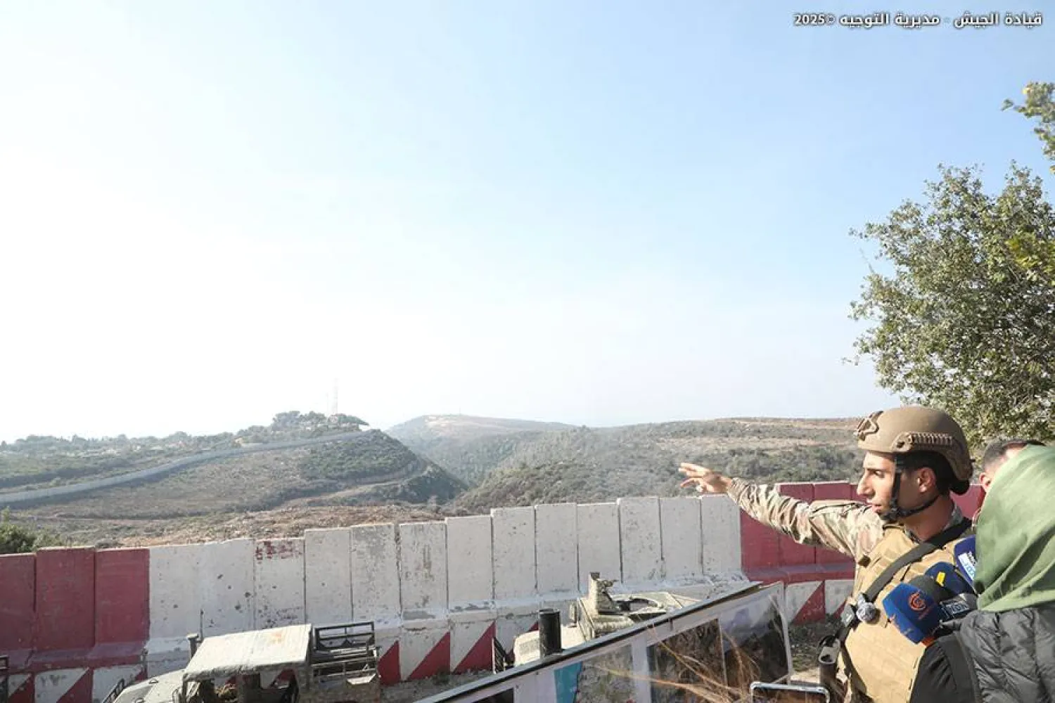 عسكري لبناني يتحدث إلى وسائل الإعلام خلال جولة حدودية برفقة الجيش اللبناني في نوفمبر 2025 (مديرية التوجيه)