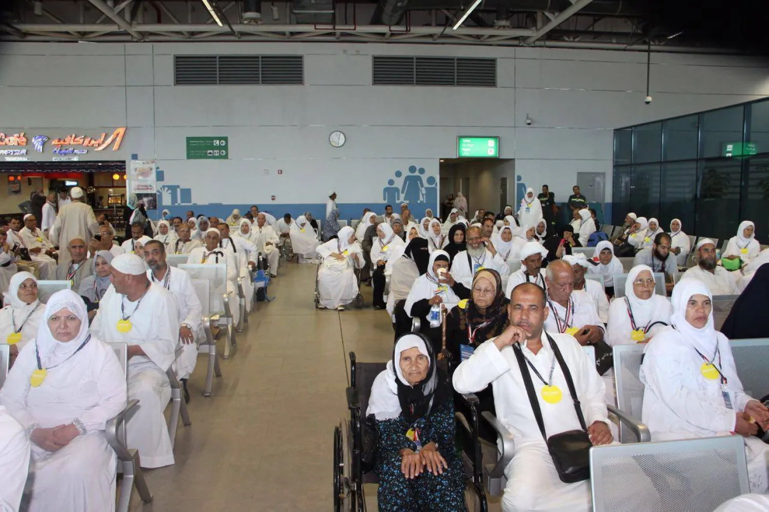 حجاج مصريون داخل مطار القاهرة استعداداً للسفر إلى المملكة لأدء المناسك (أرشيفية - مصر للطيران)