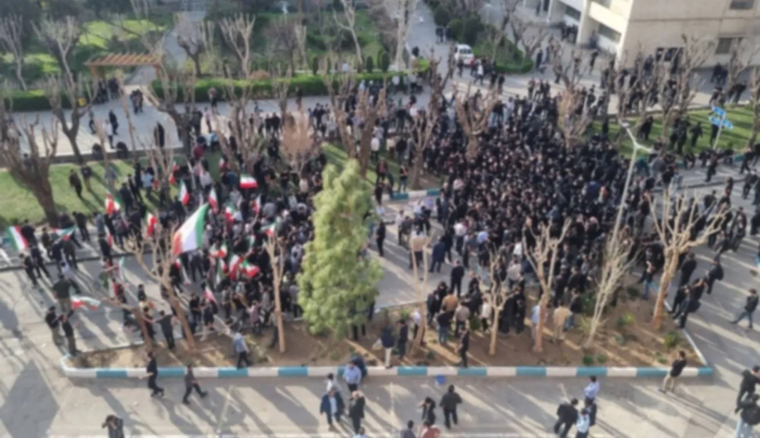 صورة نشرتها قناة طلاب جامعة شريف تظهر مجموعة من الطلاب يحملون العلم الرسمي الإيراني مقابل طلاب ينظمون احتجاجاً